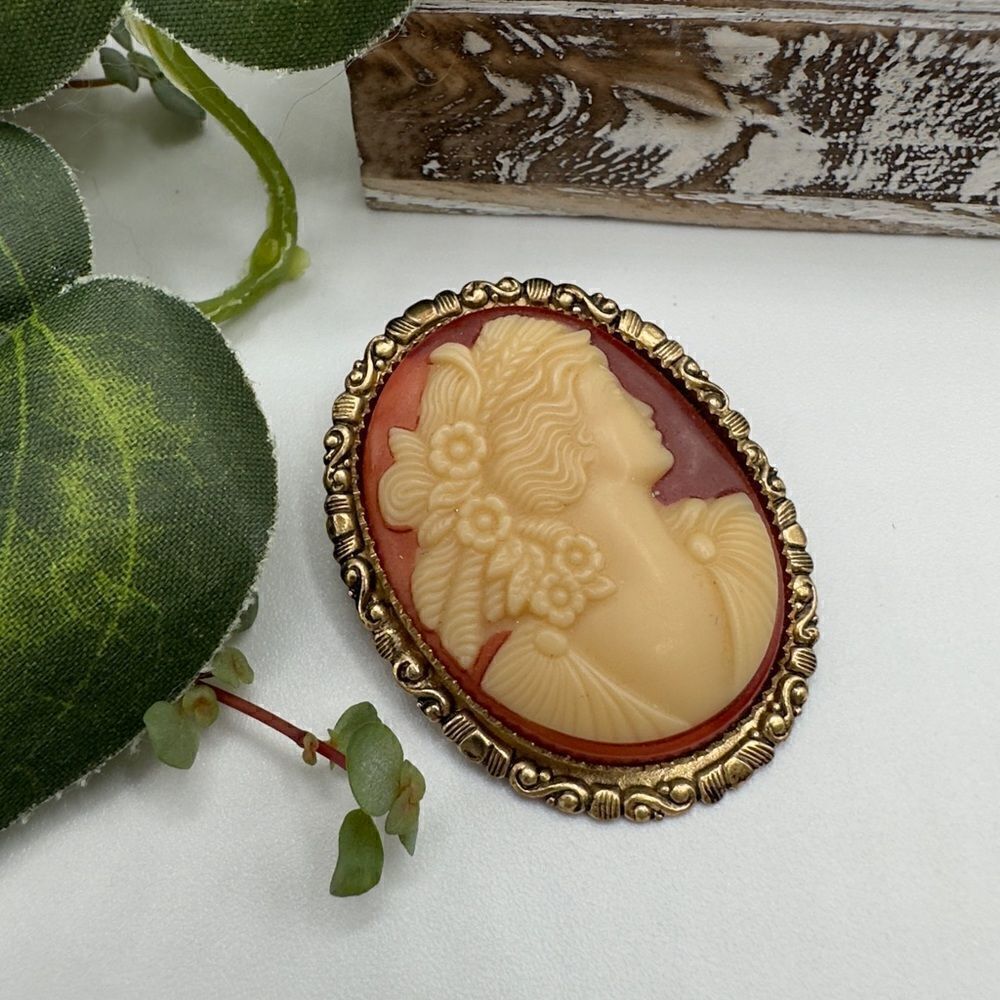 Vintage Czechoslovakia Cameo Brooch